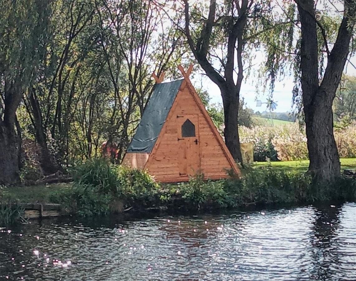 "George'S" Lakeside Wooden Tipi Hotell Clare Eksteriør bilde