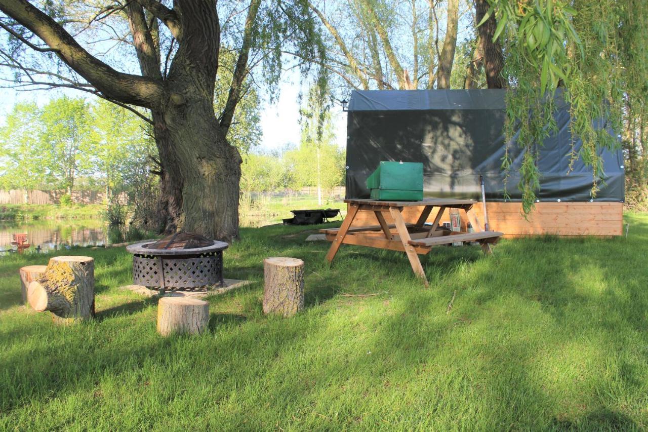 "George'S" Lakeside Wooden Tipi Hotell Clare Eksteriør bilde