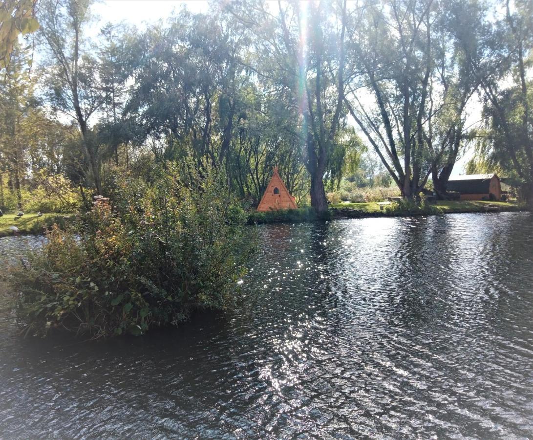 "George'S" Lakeside Wooden Tipi Hotell Clare Eksteriør bilde