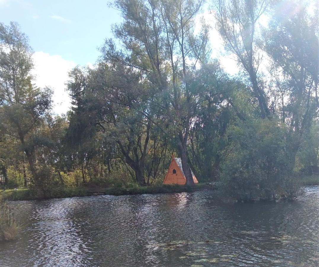 "George'S" Lakeside Wooden Tipi Hotell Clare Eksteriør bilde