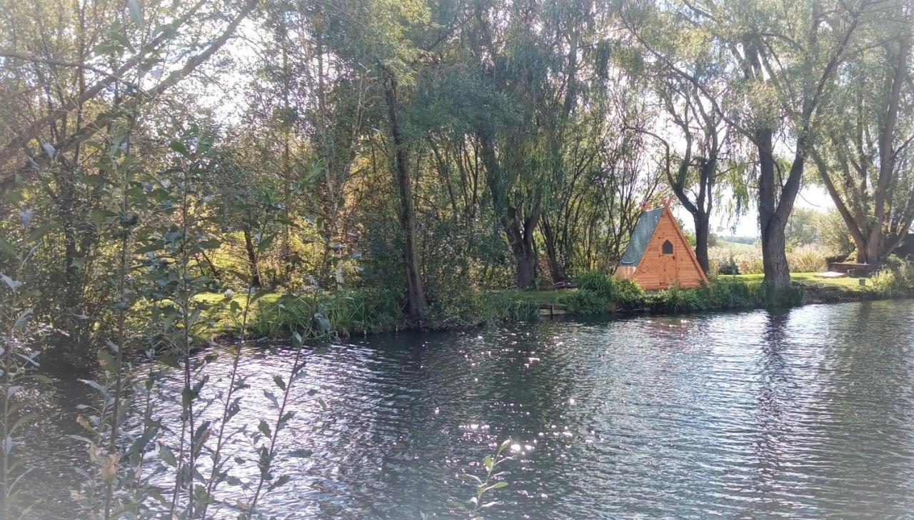 "George'S" Lakeside Wooden Tipi Hotell Clare Eksteriør bilde